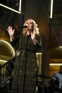 Adele wearing Burberry while performing on Saturday Night Live 21 November 2015