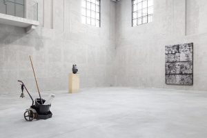 Da sinistra a destra: Theaster Gates, Tar Mop and Bucket, Heirloom, 2014; Theaster Gates, Black Occult Practice Form #1, 2016. Theaster Gates, In the Absence of Corrugated Metal, 2015. Foto: Delfino Sisto Legnani Studio