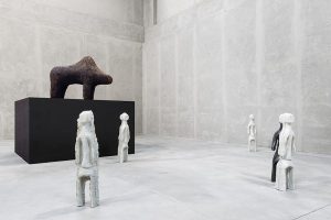 Theaster Gates, Boli, a Portion of the Team Lives in Heaven, 2014; Theaster Gates, A Portion of the Team Lives in the Heavens, 2016. Foto: Delfino Sisto Legnani Studio
